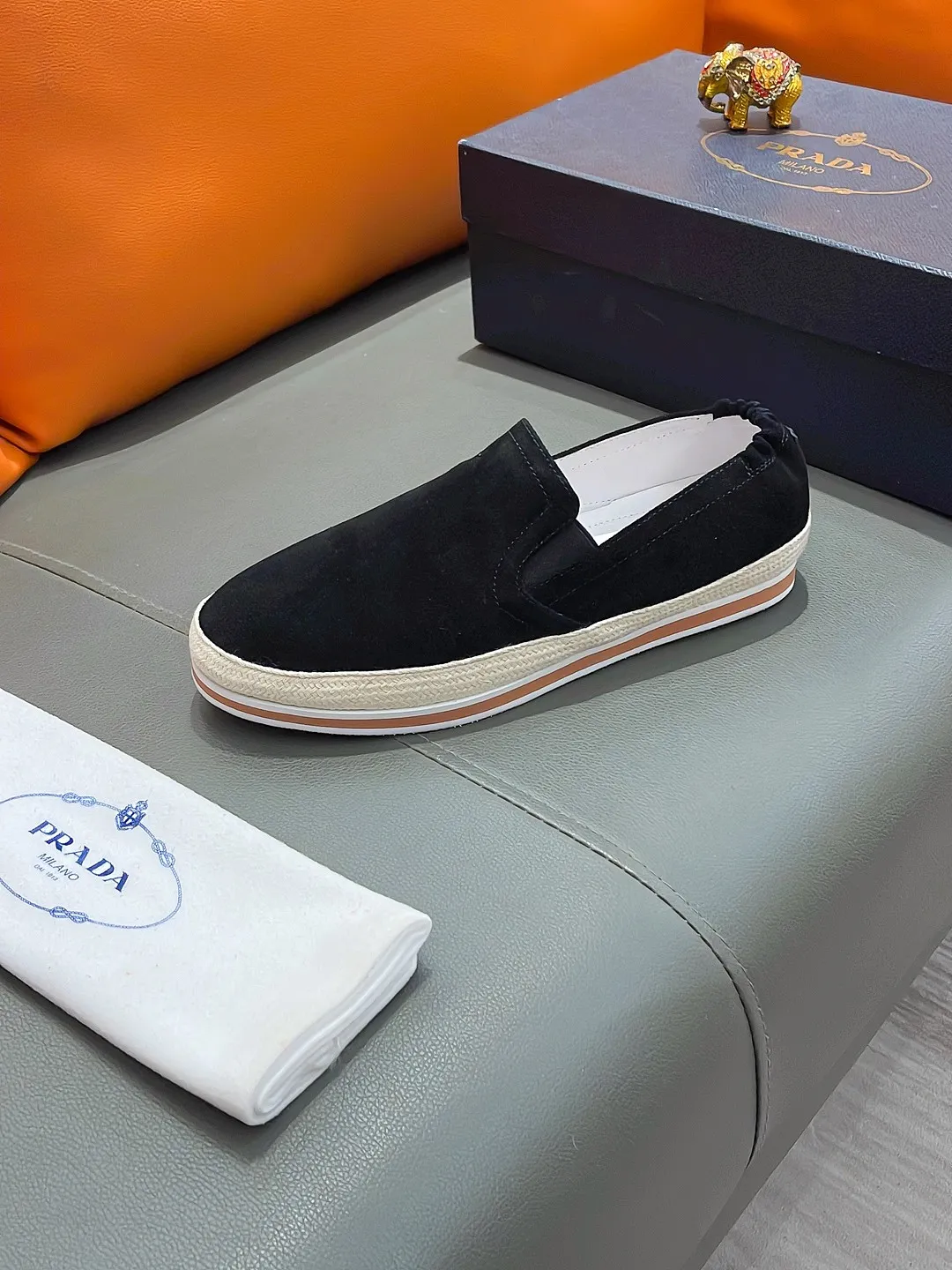 Men's shoes PRADA "Prada" P400 Regular size: 38-44 (slip-on shoes) Product materials: Selected cowhide upper, soft sheepskin foot pads, original factory special outsole.